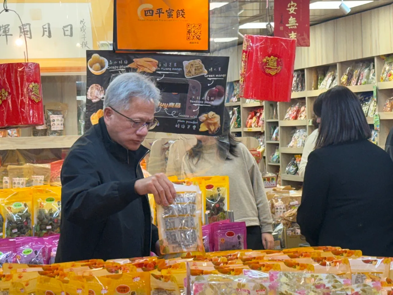 輝達執行長黃仁勳，到台北市四平街買蜜餞。記者呂承哲攝