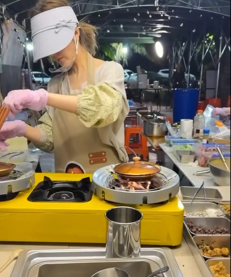 網友誇趙露思擺攤做甜點動作純熟。翻攝四斤微博