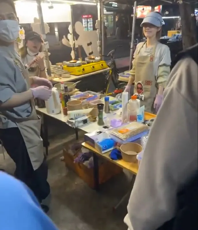 趙露思被粉絲認出。翻攝四斤微博