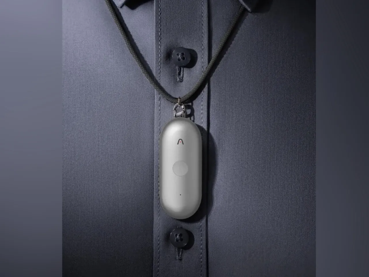 穿戴式AI笔记装置Plaud NotePin S在CES 2026亮相，主打轻巧随身设计与实体按键启动功能，可在面对面会议或移动工作情境下一键开始录音与标记重点。Plaud官网