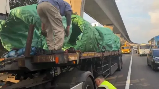 车流回堵！联结车急刹　车载大型铁线圈掉落地砸中路过小客车