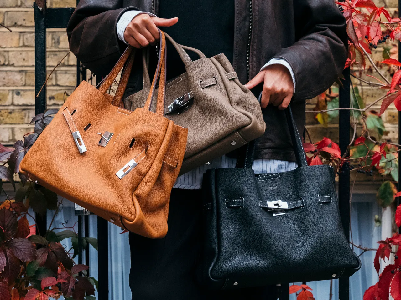 RABEANCO经典的SAOIRSE Belt手袋选用精致粒面牛皮，以腰带扣环点缀优雅层次。品牌提供