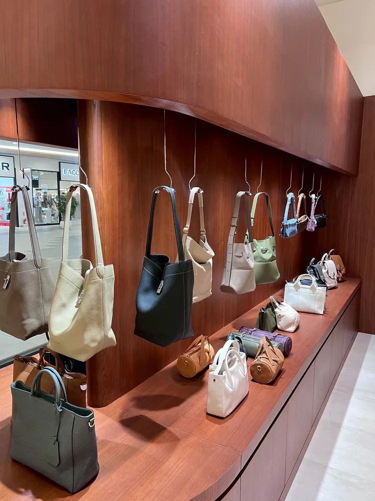 RABEANCO台南三井OUTLET門市帶來多款人氣設計。品牌提供