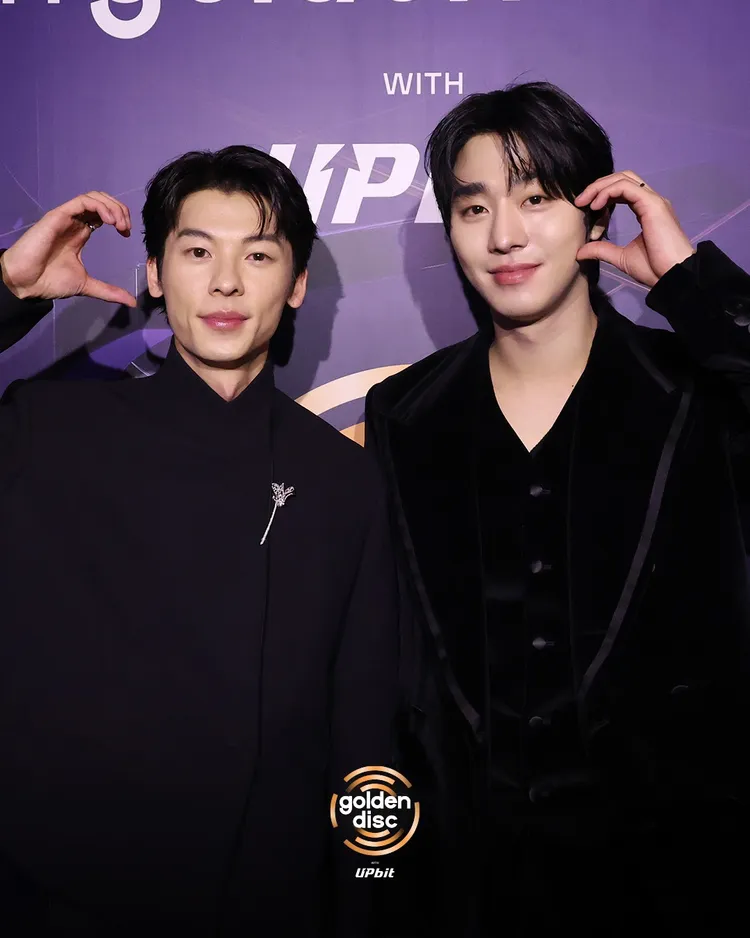 許光漢（左）、安孝燮後台合照，粉絲激動喊「台韓李子維終於合體」。翻攝金唱片IG