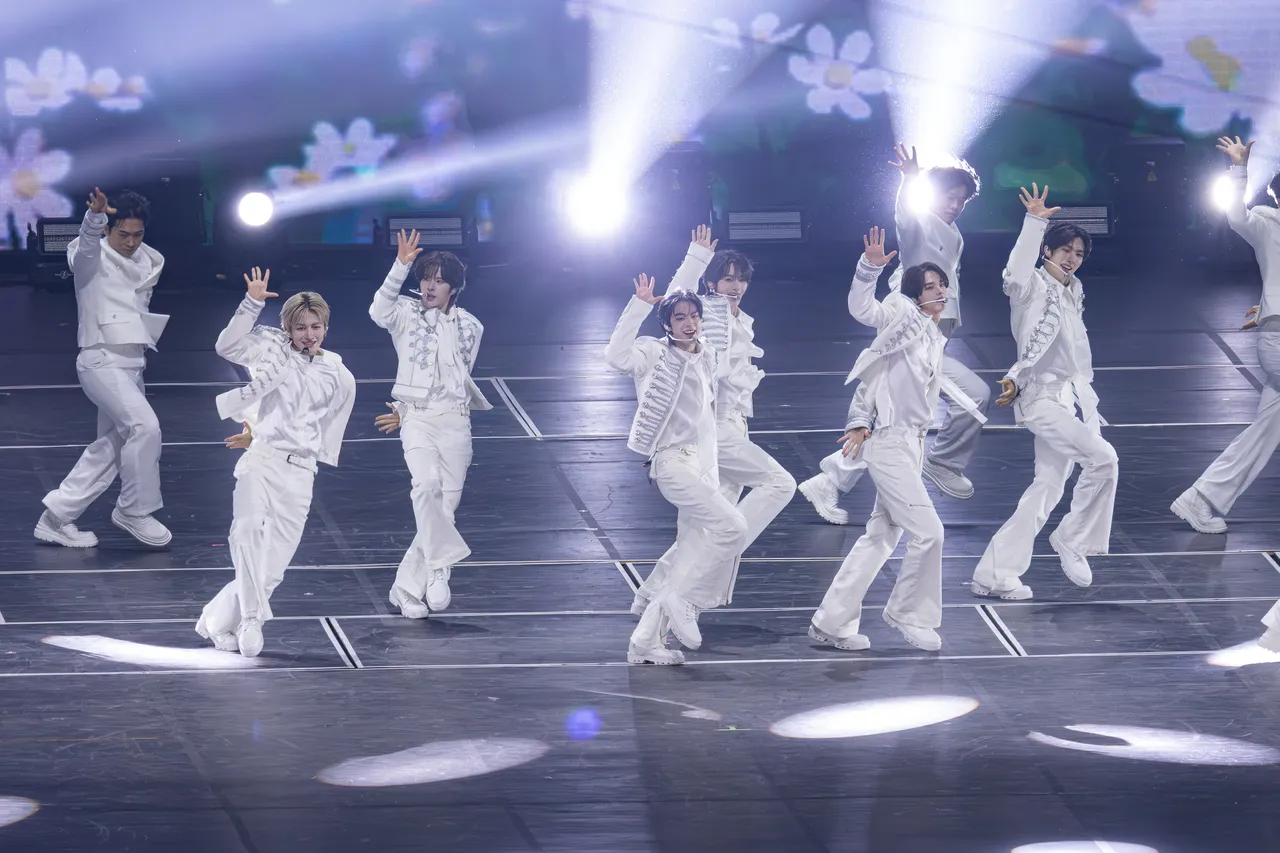 TWS的《OVERDRIVE》不只歌曲洗脑，撒娇「Umm挑战」更带起模仿热潮。读者提供