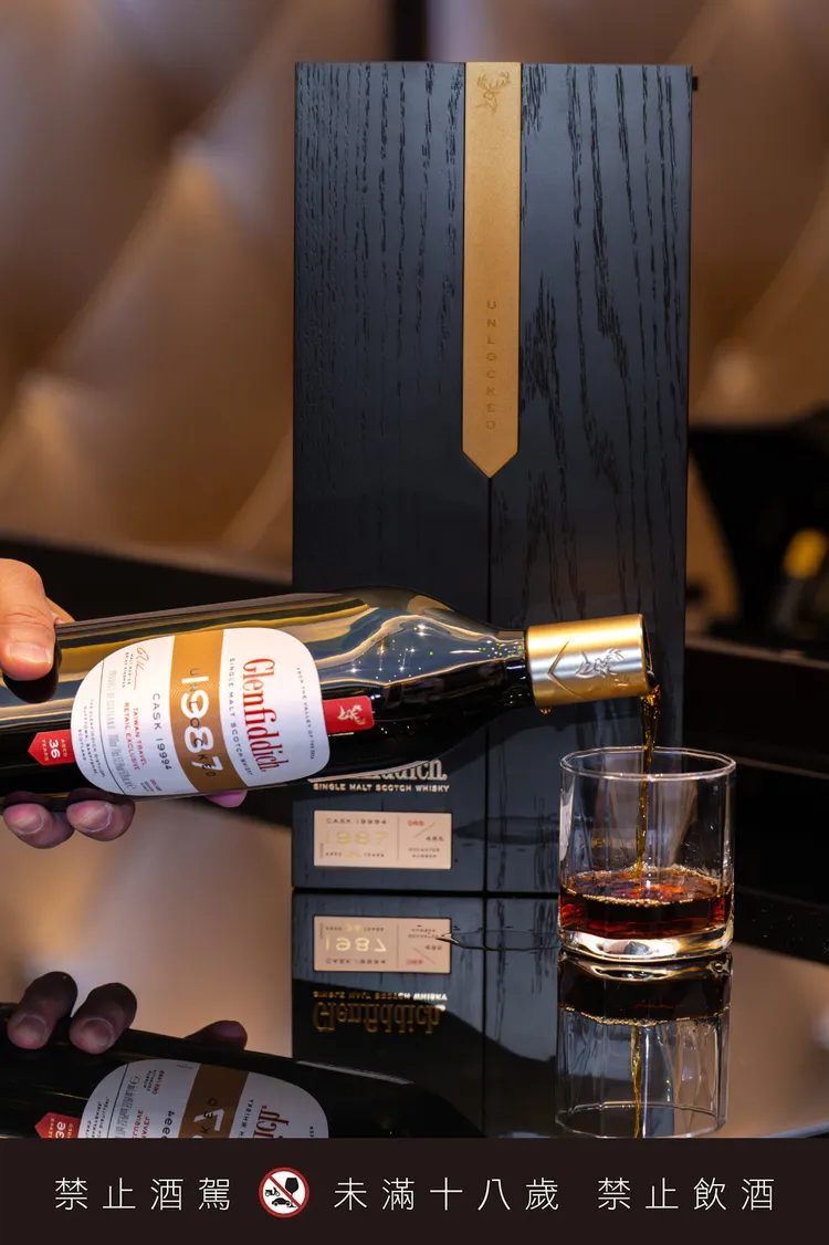 「1987一百週年聖誕桶」以美國橡木桶熟成36年，酒色呈深紅桃心木色，香氣帶有雪莉橡木、太妃糖與成熟果乾調性，入口後展現奶油太妃糖的圓潤甜感，並伴隨檸檬皮與淡雅辛香，結構完整、尾韻悠長。（格蘭父子提供）