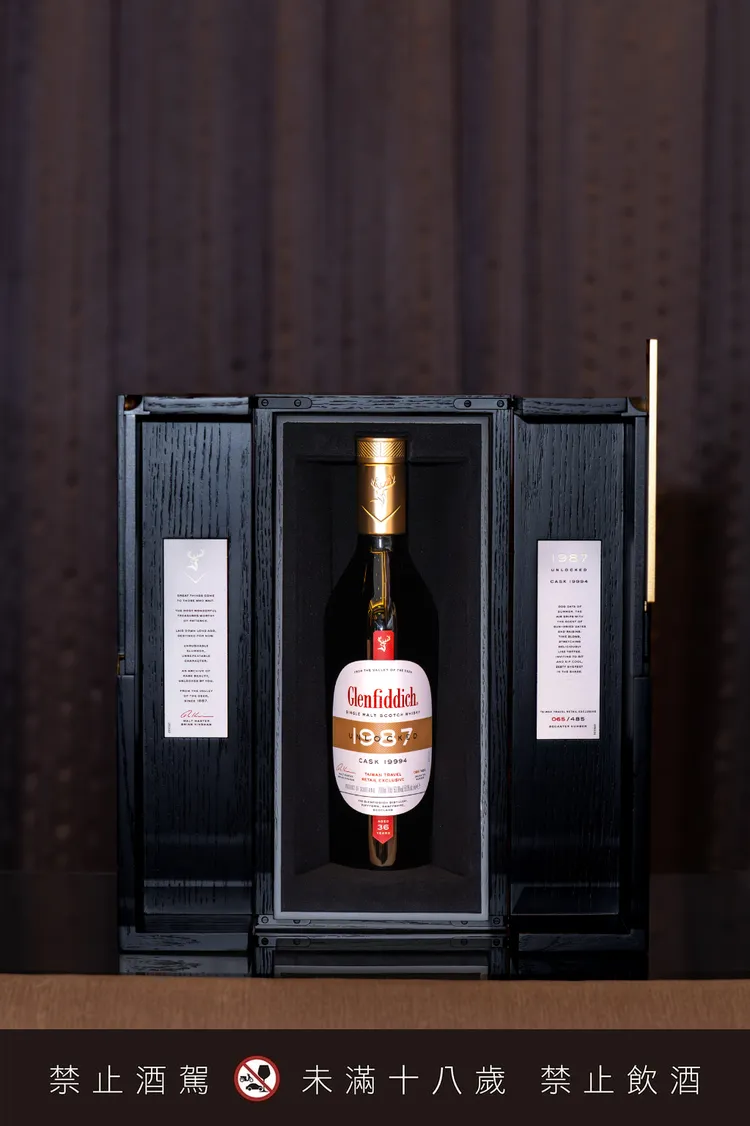 收藏盒選用黑梣木打造，盒身與瓶身酒標標示台灣限定資訊，並清楚刻印專屬酒桶編號與瓶號，作為此款單桶酒於免稅市場辨識與收藏的重要標記。（格蘭父子提供）