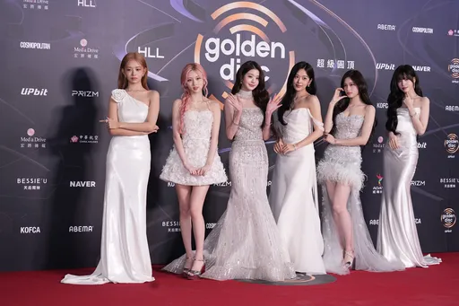 金唱片红毯｜IVE张员瑛捧颊超会抓镜头！LE LE SSERAFIM对尬比美