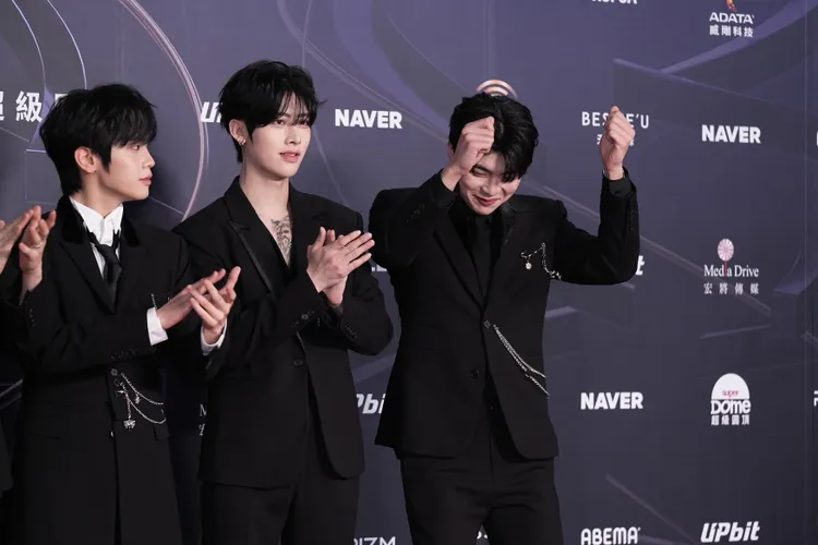 ZEROBASEONE成員朴乾旭（右）今天生日，開心跳起舞。彭欣偉攝