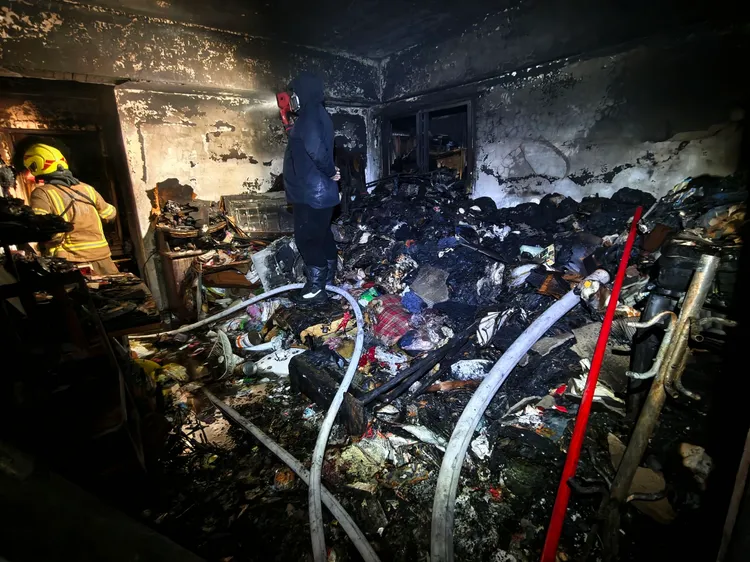 基隆「台北生活家」大火，屋內堆滿大量雜物，導致搜救難度增加。翻攝畫面