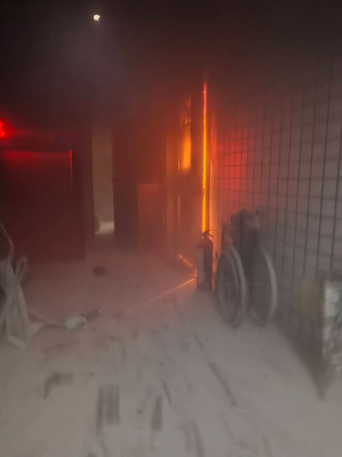 警消趕抵後發現2樓竄出火舌。翻攝照片