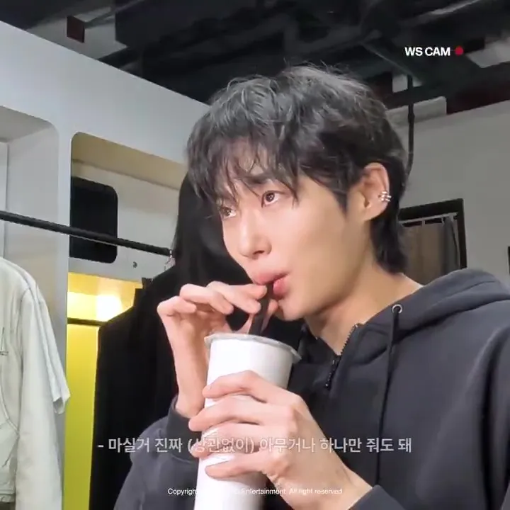 邊佑錫開心暢飲手搖飲。翻攝VARO娛樂X