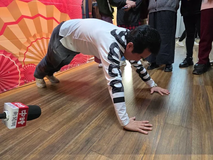 高群當場做伏地挺身。讀者提供