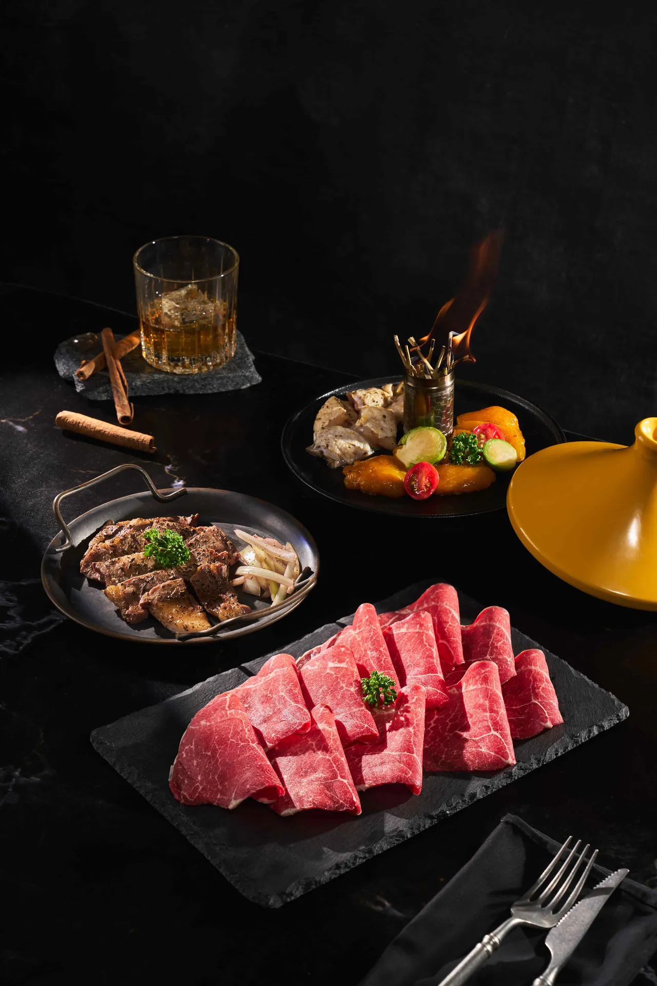 「迷迭燻香雙雞匯」(圖上)呈現一份雞肉兩種風味，法式芬芳，色香俱全。