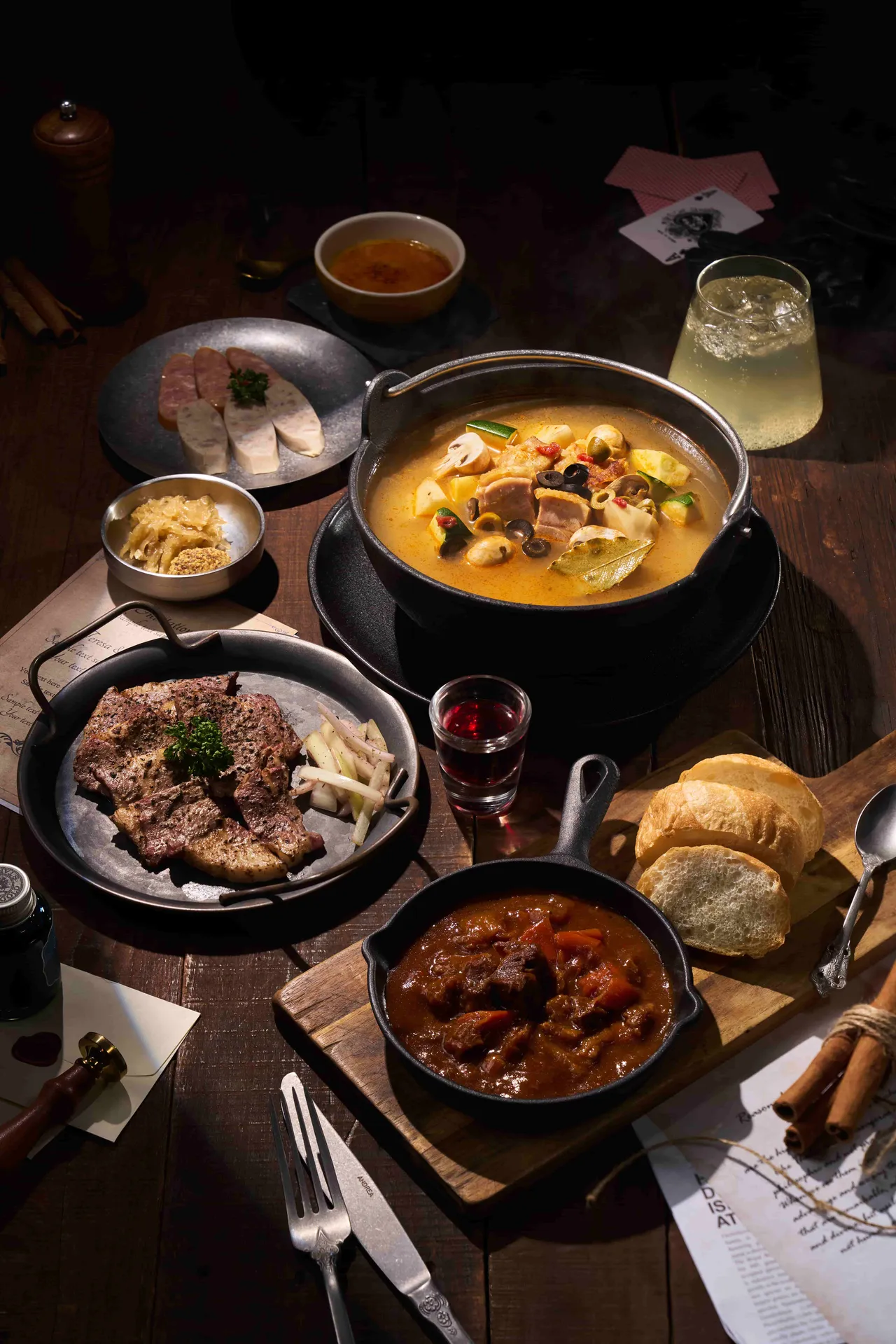 「慢燉紅酒牛肉佐軟法」(圖下)將牛肉、紅酒與多種香料慢火燉煮，成就一道經得起時間考驗的法式靈魂料理。業者提供