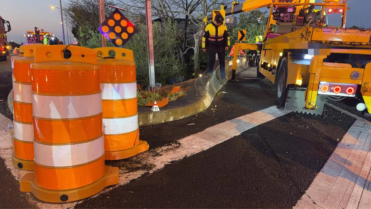 小货车从南向丰原交流道处冲落边坡。民众提供