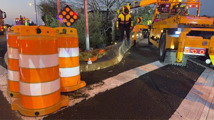 小貨車從南向豐原交流道處衝落邊坡。民眾提供