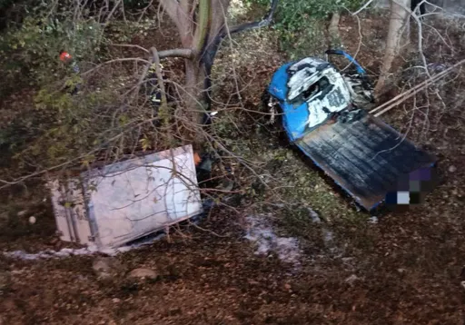 国1丰原交流道小货车冲落边坡　车身分离火烧车！2人烧死车内