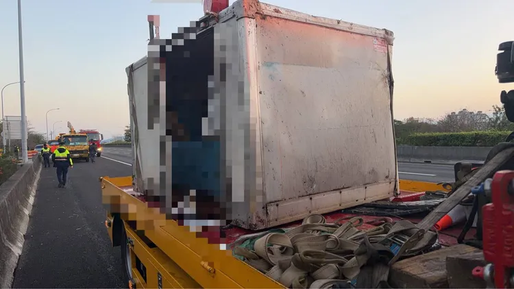 自小貨車車斗分離。民眾提供