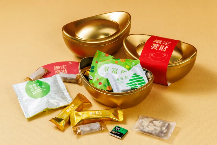貓茶町「鐵定發財」內含七款茶點好物，是以象徵財富和好運的元寶造型打造的春節限定款禮盒，原價480元，預購期間三盒優惠1350元，六盒優惠2500元、12盒優惠4800元。貓茶町提供