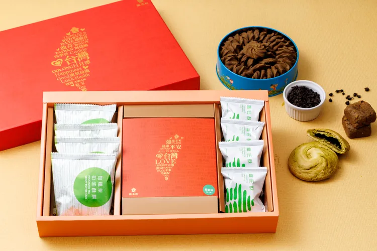 貓茶町推出「顛覆」與「在地」兩大系列茶甜點組合禮盒，「顛覆 No.4」內含文山包種茶奶油酥餅、台灣茶曲奇、招牌鐵旺酥。原價840元，預購期間兩盒優惠1400元。貓茶町提供