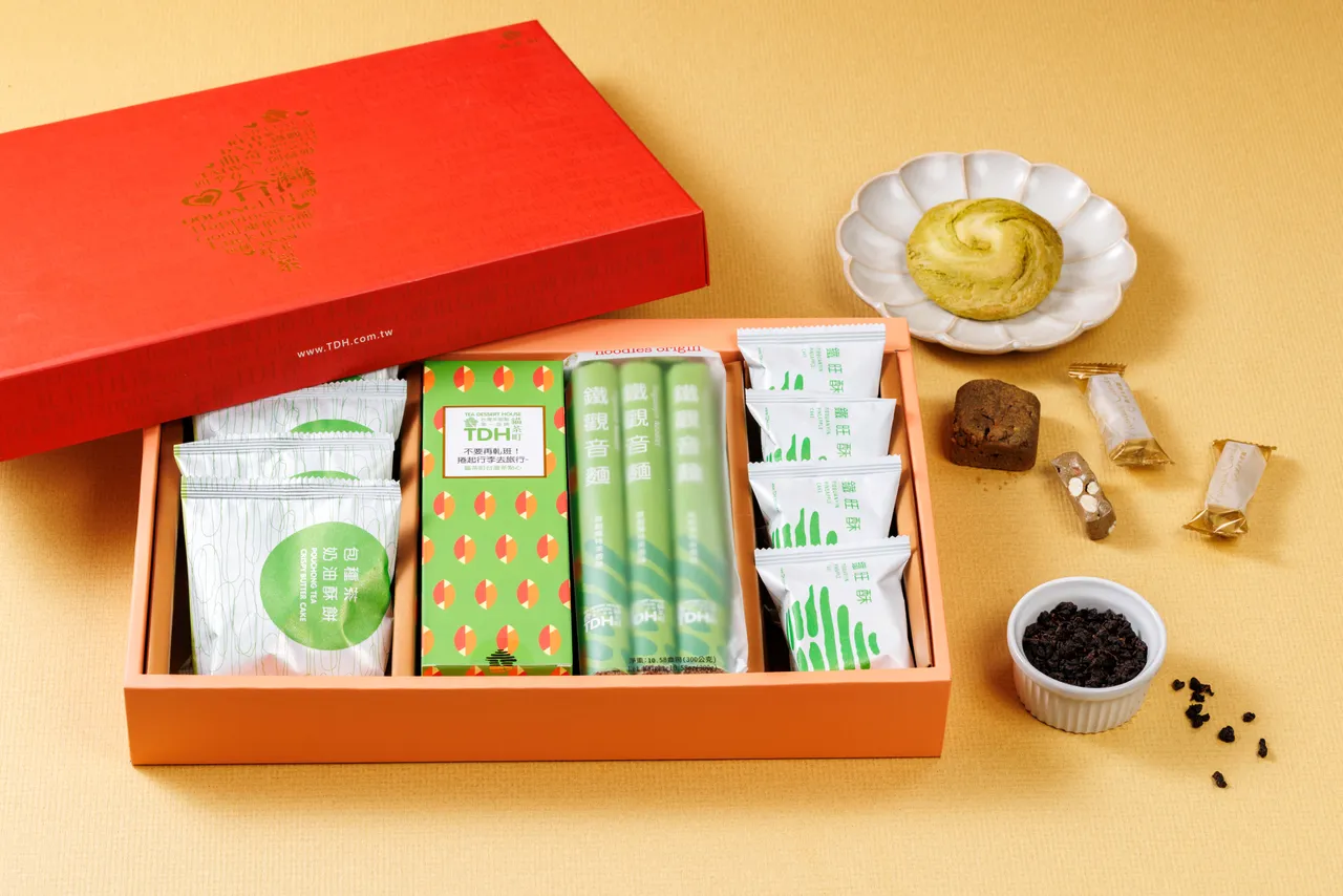 貓茶町推出「顛覆」與「在地」兩大系列茶甜點組合禮盒，「顛覆No.5」內含文山包種茶奶油酥餅、台灣茶牛軋糖、鐵觀音麵、招牌鐵旺酥。原價720元，預購期間兩盒優惠1360元。貓茶町提供