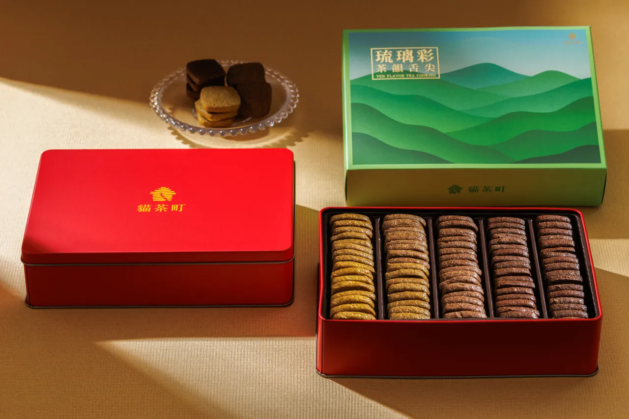貓茶町「琉璃彩・茶韻舌尖」是由十款台灣茶所製成的茶餅乾，展現多層次茶韻，食用時建議可從清香到濃郁口味餅乾依序品嚐，慢慢感受豐富茶香交織及餅香的雅緻韻味，原價1088元，預購期間單盒優惠888元。貓茶町提供