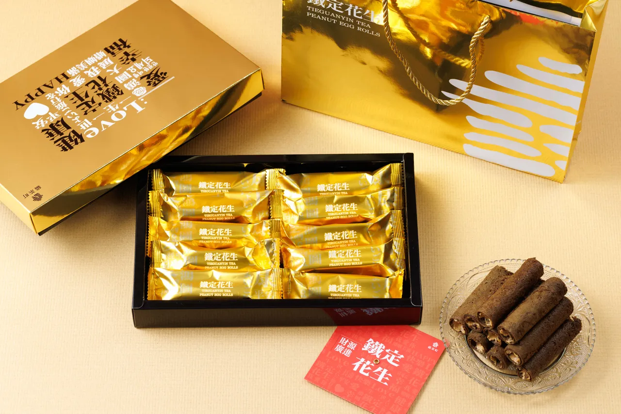 貓茶町「鐵定花生」鐵觀音花生蛋捲以木柵鐵觀音茶為靈魂，低溫烘焙後研磨入蛋捲皮，保留茶葉最原始的清香。內餡則由彰化九號花生手工炒製後細磨而成，香濃綿密。此外，針對外盒及盒面小卡亦推出全新設計，黃金金盒將滿滿祝福話語綴滿其中，原價550元，預購期間2盒特價960元。貓茶町提供