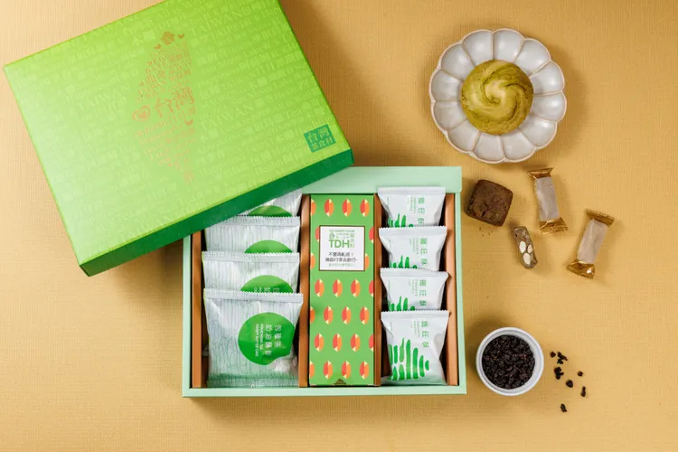 貓茶町推出「顛覆」與「在地」兩大系列茶甜點組合禮盒，「顛覆 No.7」內含文山包種茶奶油酥餅、台灣茶牛軋糖、招牌鐵旺酥。原價570元，預購期間兩盒優惠1100元。貓茶町提供