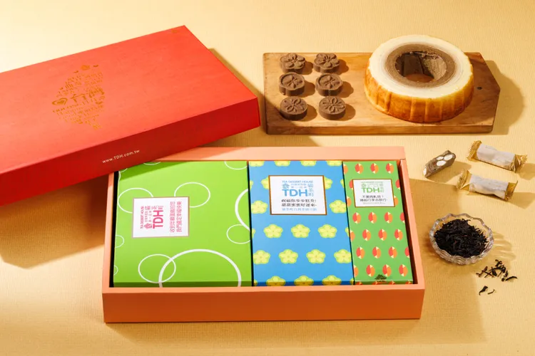 貓茶町推出「顛覆」與「在地」兩大系列茶甜點組合禮盒，「在地No.10」內含台灣茶年輪蛋糕、步步糕升、台灣茶牛軋糖。原價750元，預購期間兩盒優惠1440元。貓茶町提供