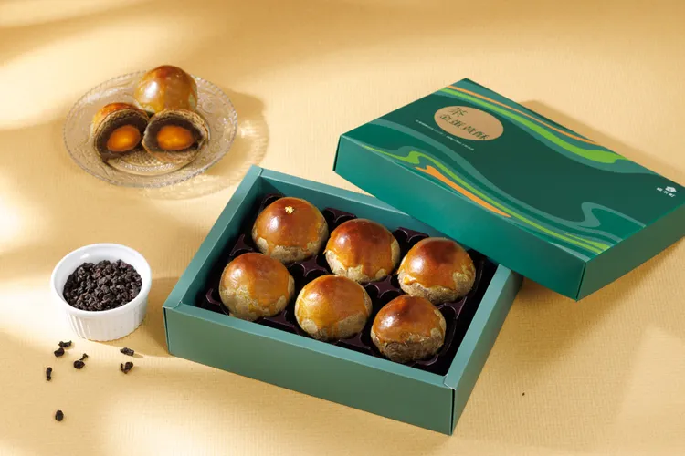 貓茶町「鐵觀音茶金蛋黃酥」曾榮獲 111 年台灣百大糕餅伴手禮金質獎，今年新春首推六入組合，墨綠金紋包裝簡約典雅，且禮盒中一入蛋黃酥茶金外皮另點綴閃耀金箔，高雅精緻，是春節送禮的尊榮之選，六入原價570元，預購期間優惠520元。貓茶町提供