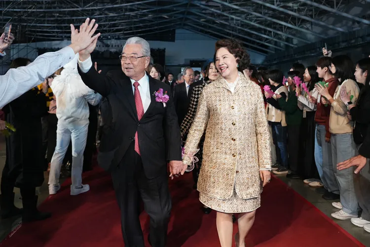 仁寶董事長陳瑞聰夫婦走紅毯進場。彭欣偉攝