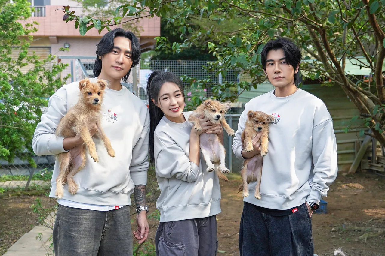 快电商创办人Vic 陈隽希（左起）、丫头詹子晴、森田实际至浪浪园区。业者提供