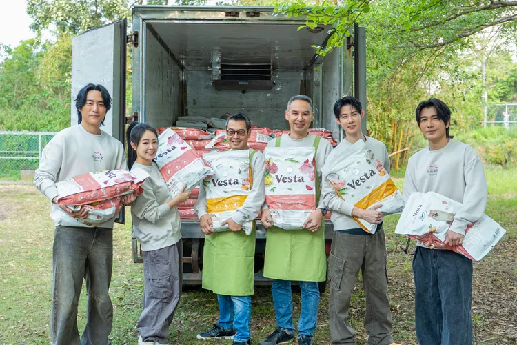 快電商創辦人偕同萬達寵物執行長李俊廣(左3)、副執行長羅至玄(右3)糧至狗園。業者提供