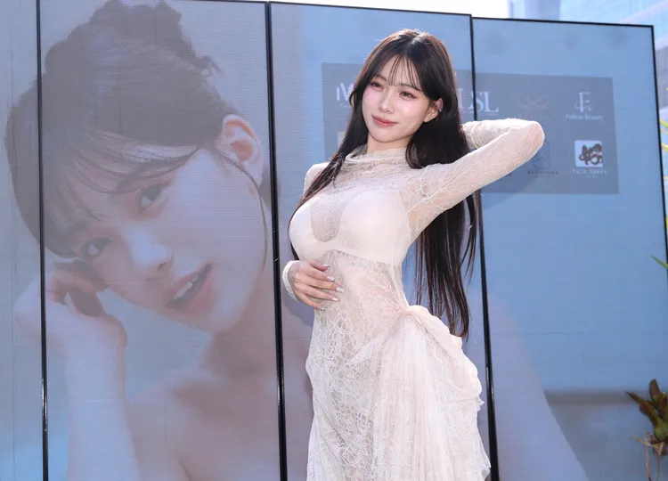 多莉以性感透視裝上陣。彭欣偉攝