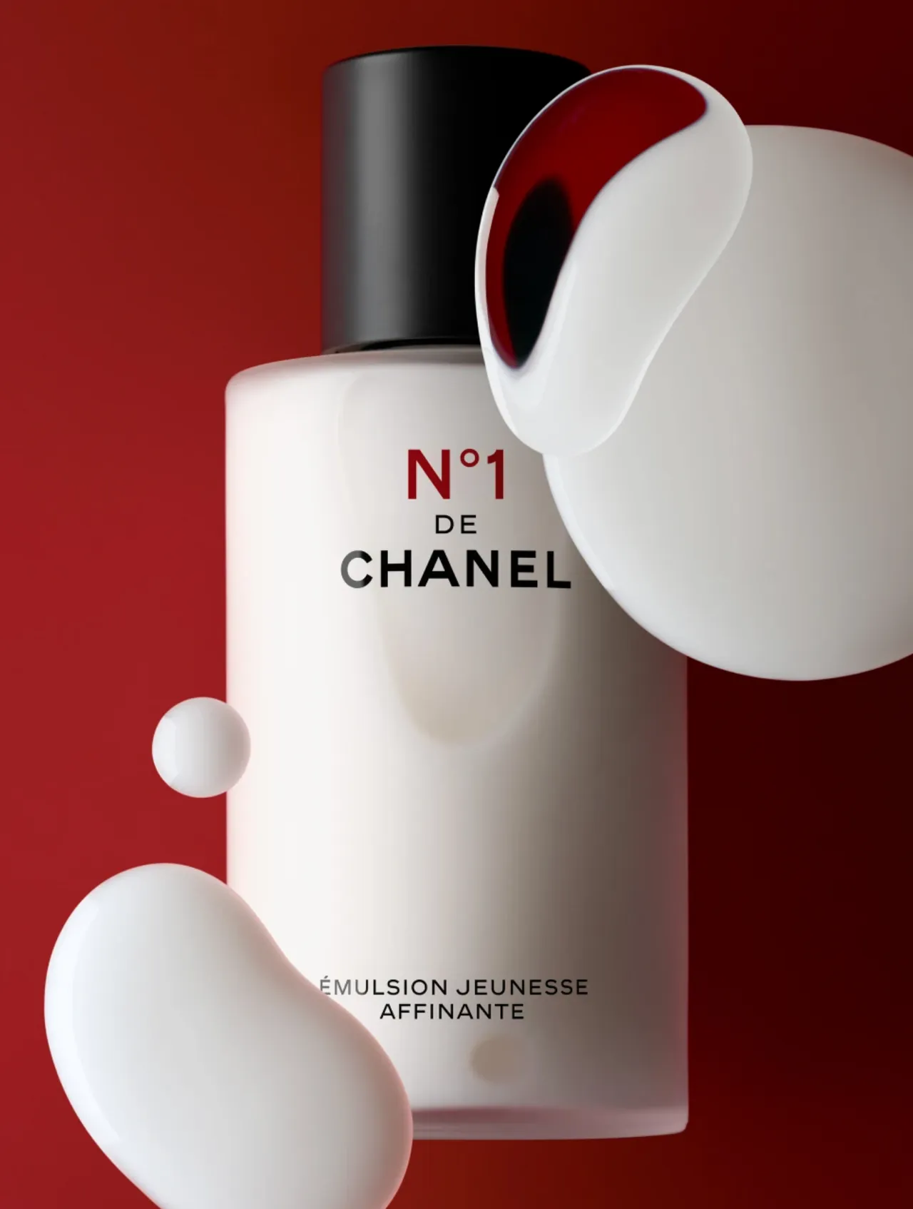 香奈兒1號紅色山茶花活能精華乳，100ml／4850元。品牌提供