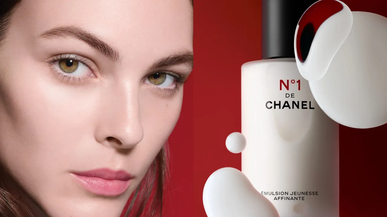 香奈兒1號紅色山茶花活能精華乳將保養與煥膚結合，讓臉龐呈現如同覆蓋薄紗般的精緻光澤。品牌提供