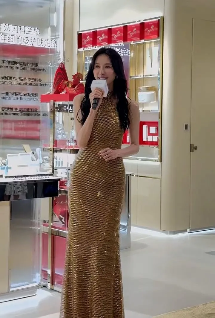 林志玲今穿著金色貼身長裙出席活動。翻攝追星少女的安利日常微博