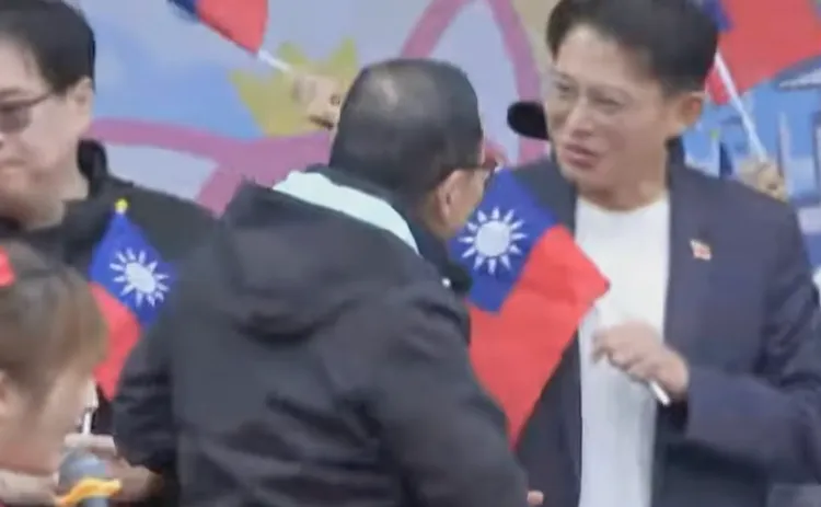 新北市長侯友宜與黃國昌握手致意，讀者提供。