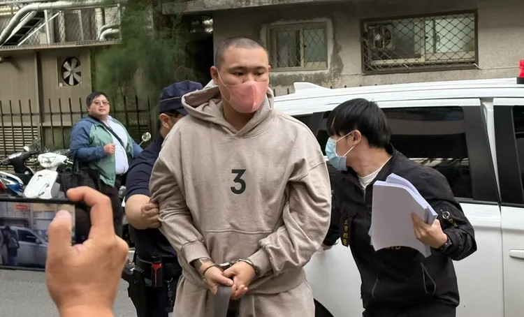 涉嫌伏擊幫內昔日對頭「黑狗」的王銘緯（中），日前移送至北檢複訊。謝亞庭攝