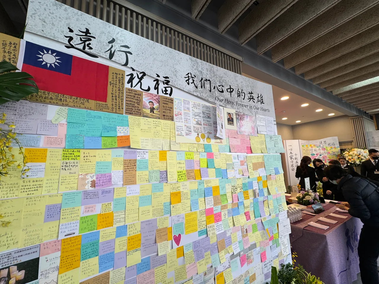 民众在北车写下的小卡片。彭欣伟摄