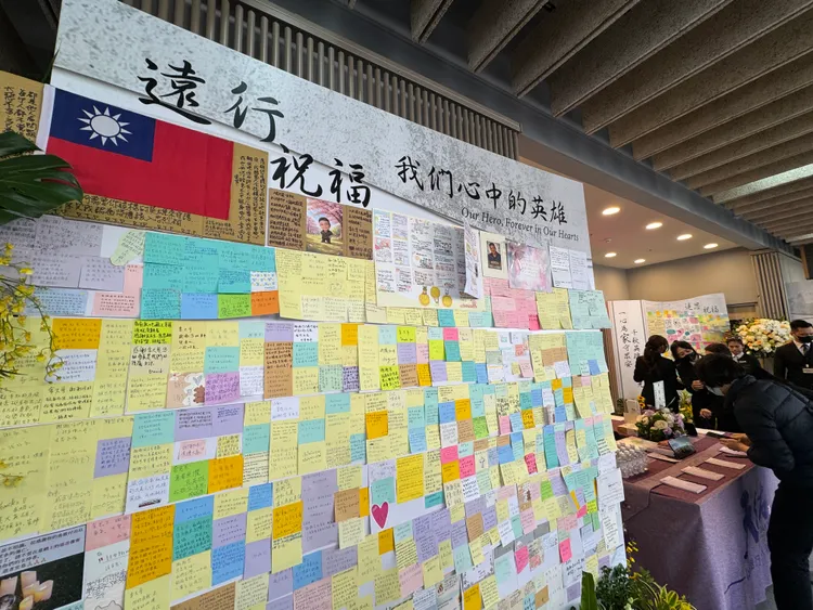 民眾在北車寫下的小卡片。彭欣偉攝