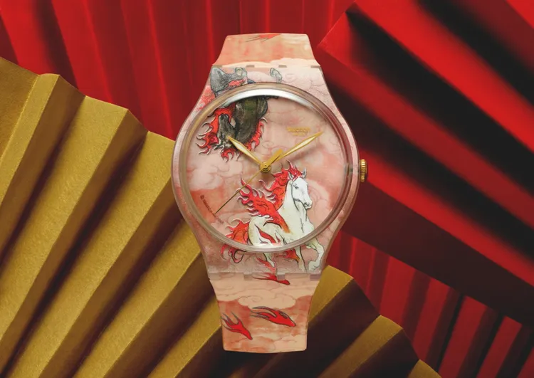 一黑一白的駿馬透過細浮凸印刷技術躍然於盤面。品牌提供