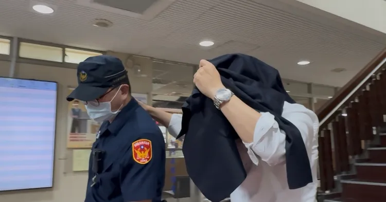 控薛楷莉詐騙420萬元的邱姓前男友日前出庭作證，以西裝遮臉完全不給媒體拍攝。謝亞庭攝