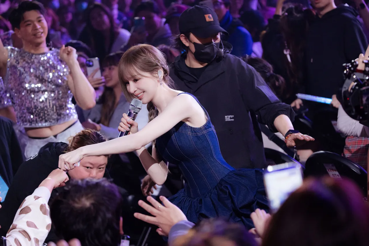 王心凌昨因道具故障下台繞場。寬宏藝術 X 天晴娛樂提供