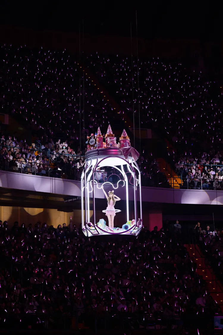 王心凌首日罷工的「SUGAR HIGH限定版夢幻飛天糖罐子」大型道具今「復工」了。寬宏藝術 X 天晴娛樂提供