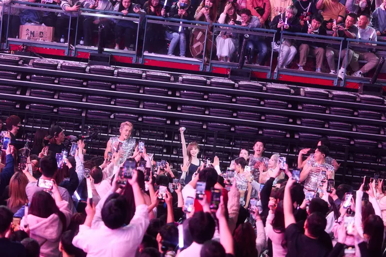 王心凌昨走下台與歌迷近距離互動。寬宏藝術 X 天晴娛樂提供