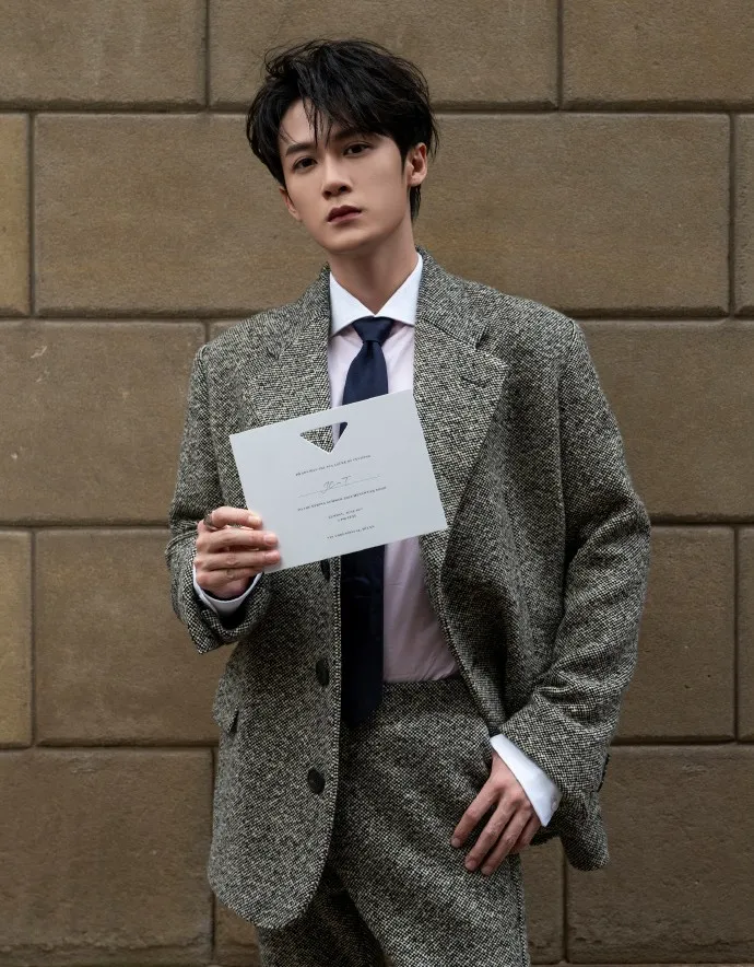 檀健次曾受邀看PRADA米兰男装周的大秀。翻摄PRADA微博