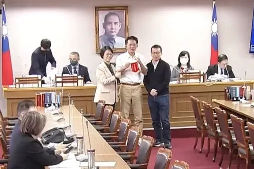 翁曉玲頒「最佳夥伴獎」送別黃國昌！邀綠委合照遭拒　黃嗨喊「好可愛」 