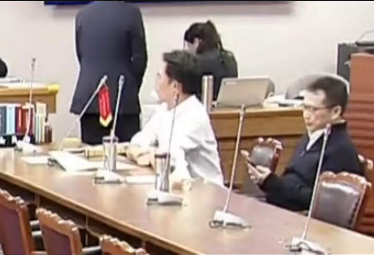 黃國昌將錦旗掛在桌前麥克風。翻攝自國會頻道